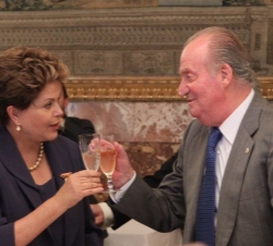 Su Majestad el Rey brinda con la Presidenta de Brasil momentos antes del almuerzo